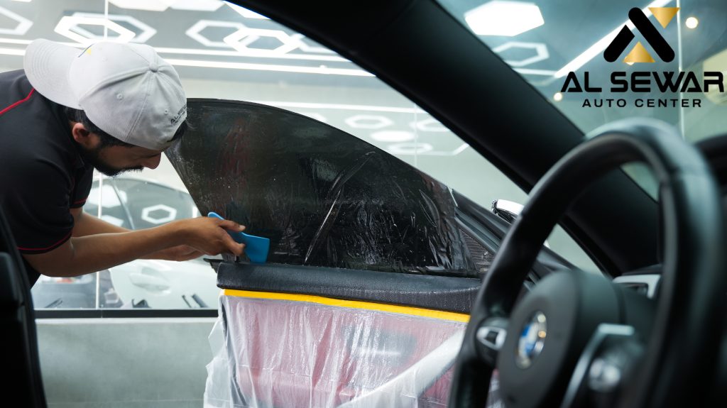 فيلم تظليل النوافذ — ترقية بسيطة، لكنها تصنع فرقًا كبيرًا في كل لحظة تقود فيها. في مركز السوار – كلباء / الشارقة نحن نقدّم تظليل نوافذ فاخر بجودة عالية وتركيب احترافي يضمن لك أفضل حماية وراحة أثناء القيادة.